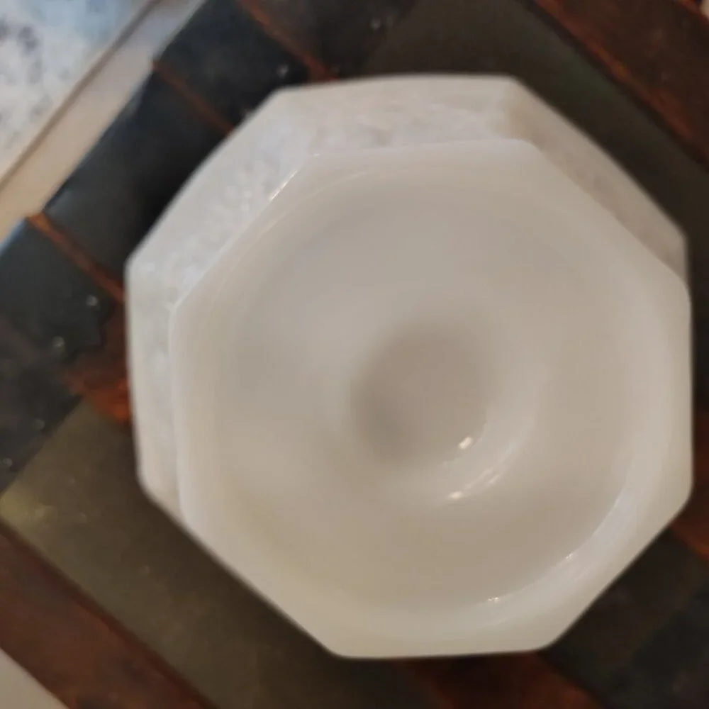 Vintage Milkglass Fruit Bowl - Picture 4 of 5